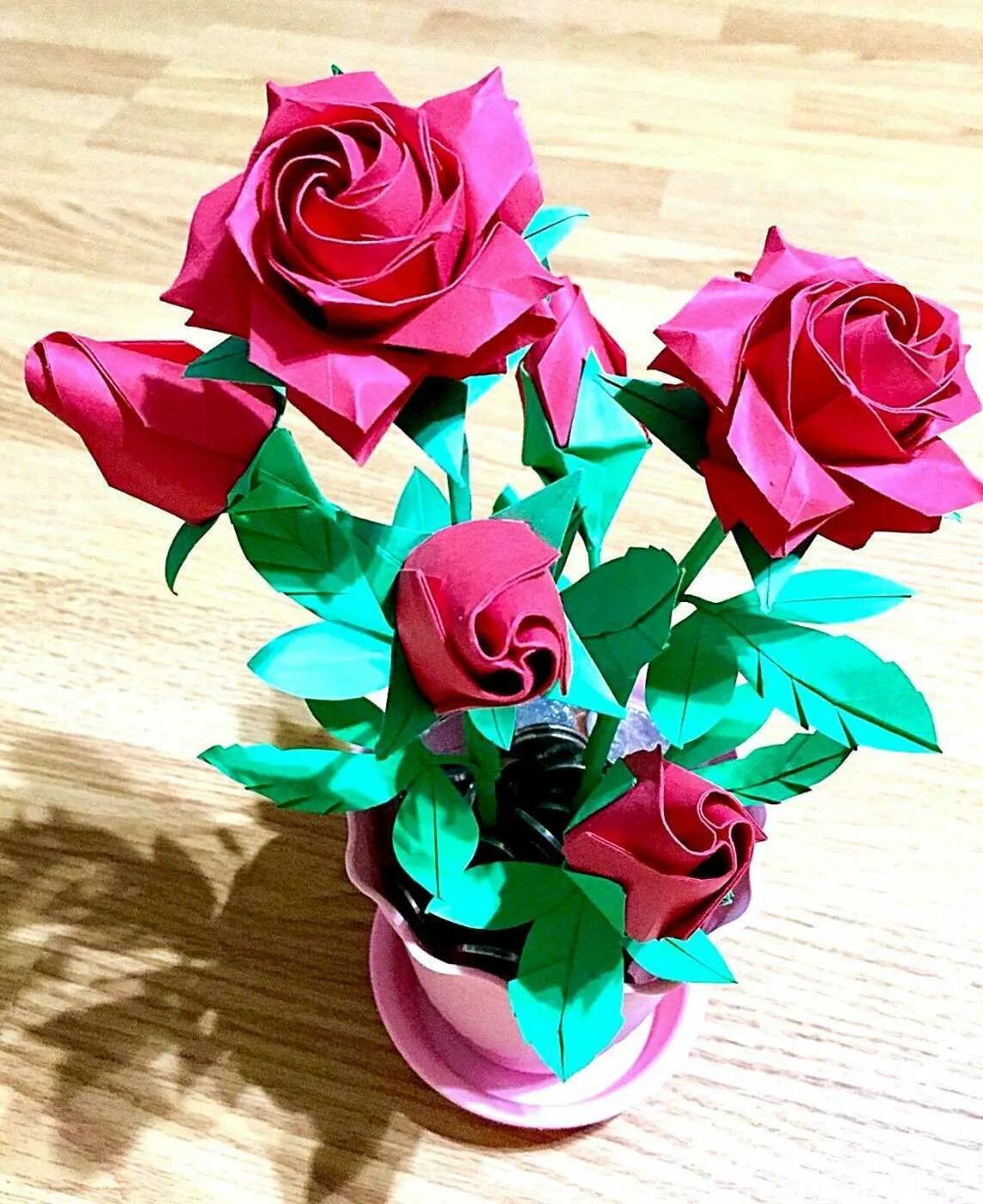 Поделки из бумаги фото. Роза Фукуяма оригами. Оригами Розочка. Цветы из цветной бумаги. Оригами букет цветов из бумаги.
