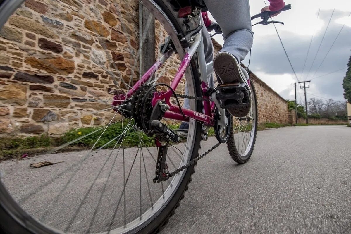 Велосипед в подъезде. Украл велосипед. Украл велосипед. Кража велосипеда. Угонщик велосипедов.