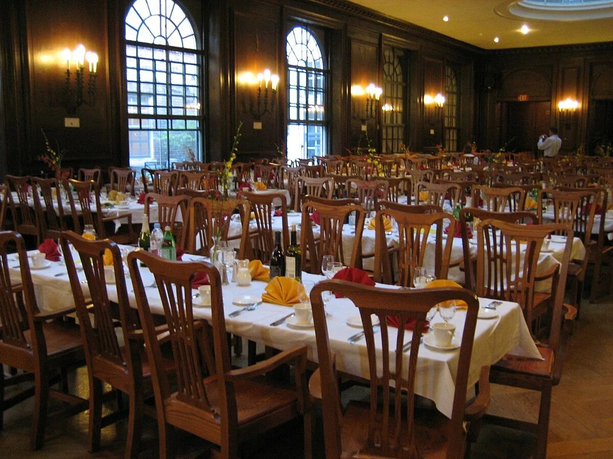 Dining hall. Гарвардский университет столовая. Harvard Adams House. Кембридж столовая. Harvard University Dining Hall.