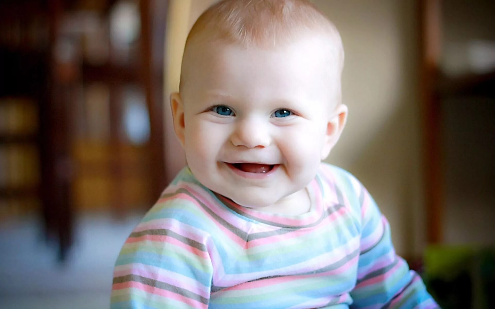 Baby is happy. Маленькие дети. Улыбка ребенка. Ребенок улыбается. Маленькие детки.