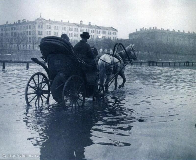 1908 г россия. Извозчики 19 века Москва. Наводнение в Москве 1908. Петербургские извозчики 19 века. Наводнение 1908 года в Москве.