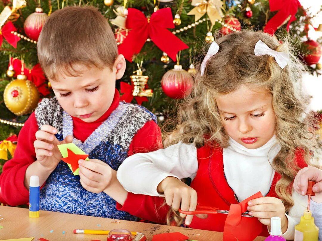 Проведите новогодние каникулы. Новый год праздник для детей. Новогодний мастер класс для детей. Дети готовятся к новому году. Новый год дети.
