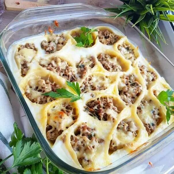 Кухня италии каннеллони. Лумакони фаршированные фаршем. Паста конкильони. Фаршированные трубочки каннеллони. Фаршированные большие макароны ракушки.