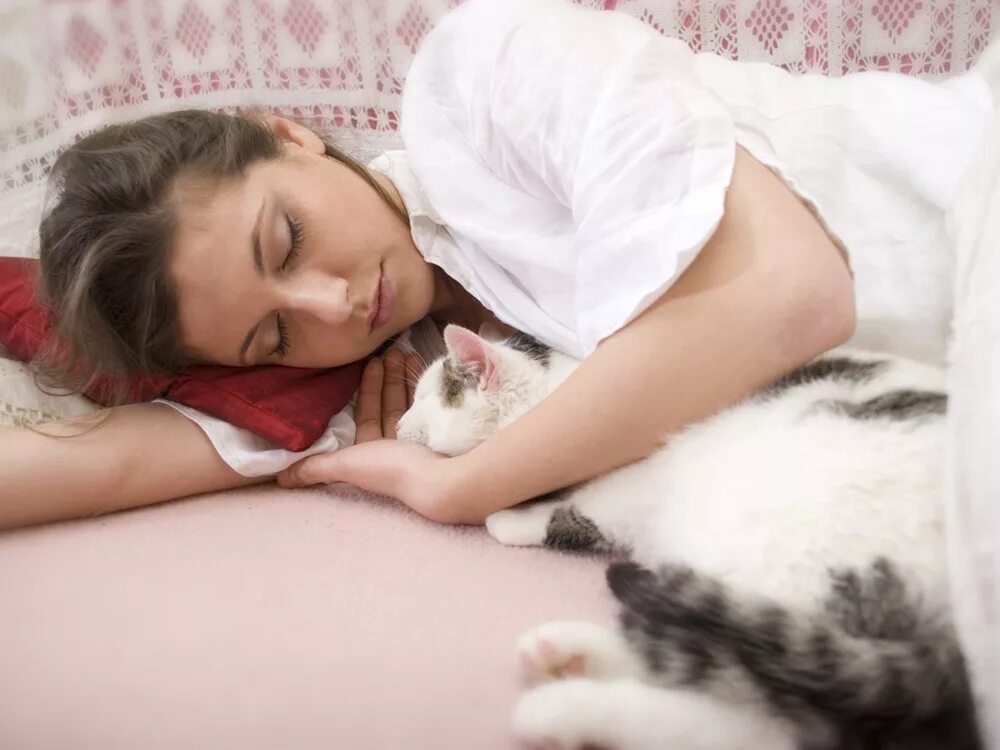 Можно ли спать с кошкой. Девушка с котом на кровати. девочка спит с кошкой. девушка спит с котом. девушка и кот в кровате.