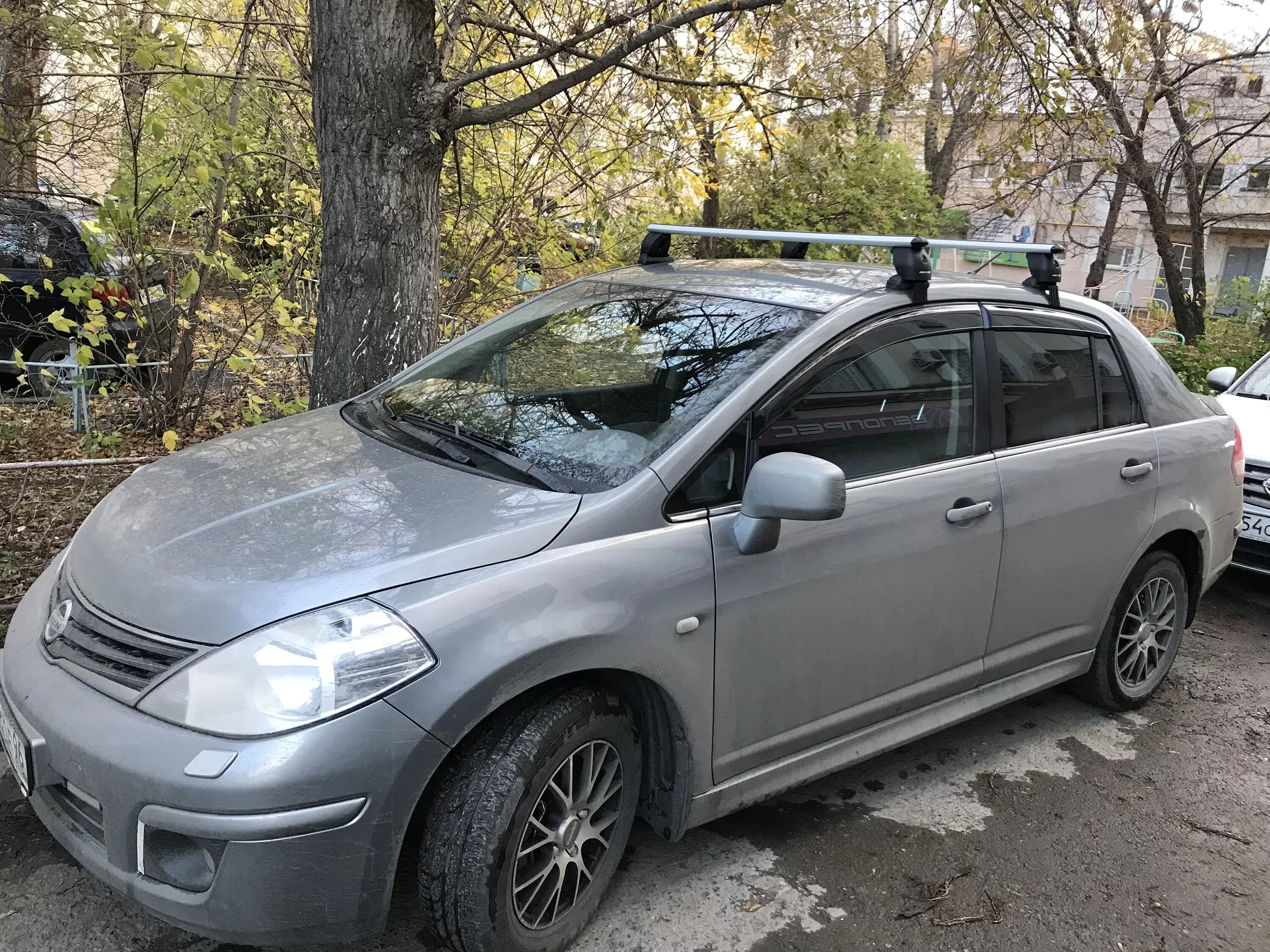 Рейлинги ниссан тиида с11. Ниссан тиида 2010 багажник. Багажник на ниссан тиида хэтчбек с11. Рейлинги ниссан тиида с11. Рейлинги на крышу ниссан тиида.