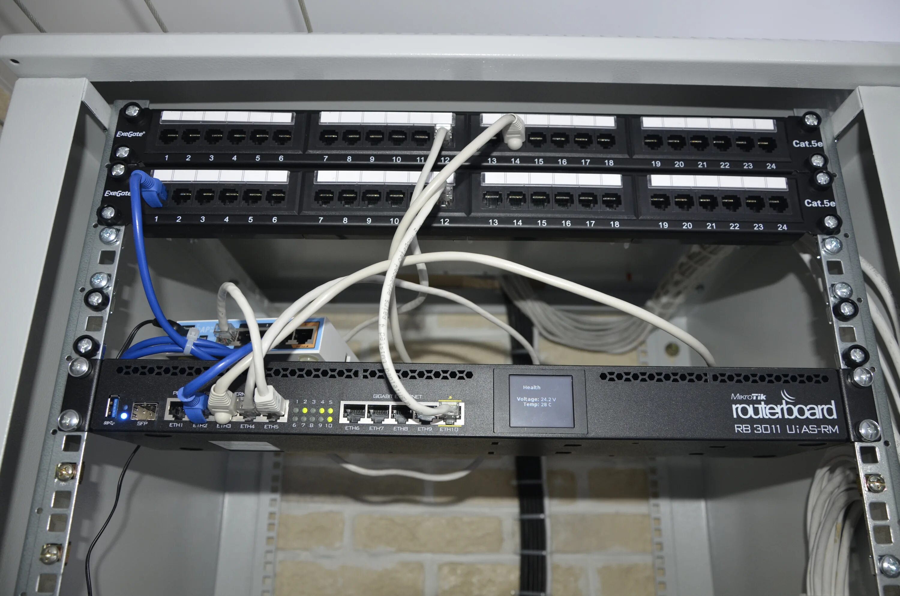 шкаф серверный 15u на колесах. шкаф для коммутатора. серверная стойка 19 дюймов ввод электрики. коммутатор в серверный шкаф. коммутационный шкаф для коммутатор 24 порта.