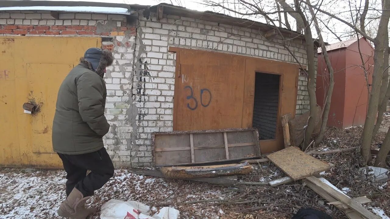 Гараж ломаный. Бандитский гараж. гараж мутный. ломают гараж.