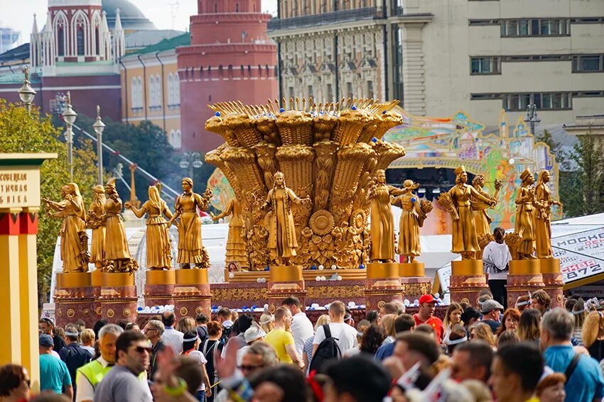 Празднование взятия бастилии. Праздник на красной плозад. День россии празднование. Салют 12 июня. Салют победы на красной площади.