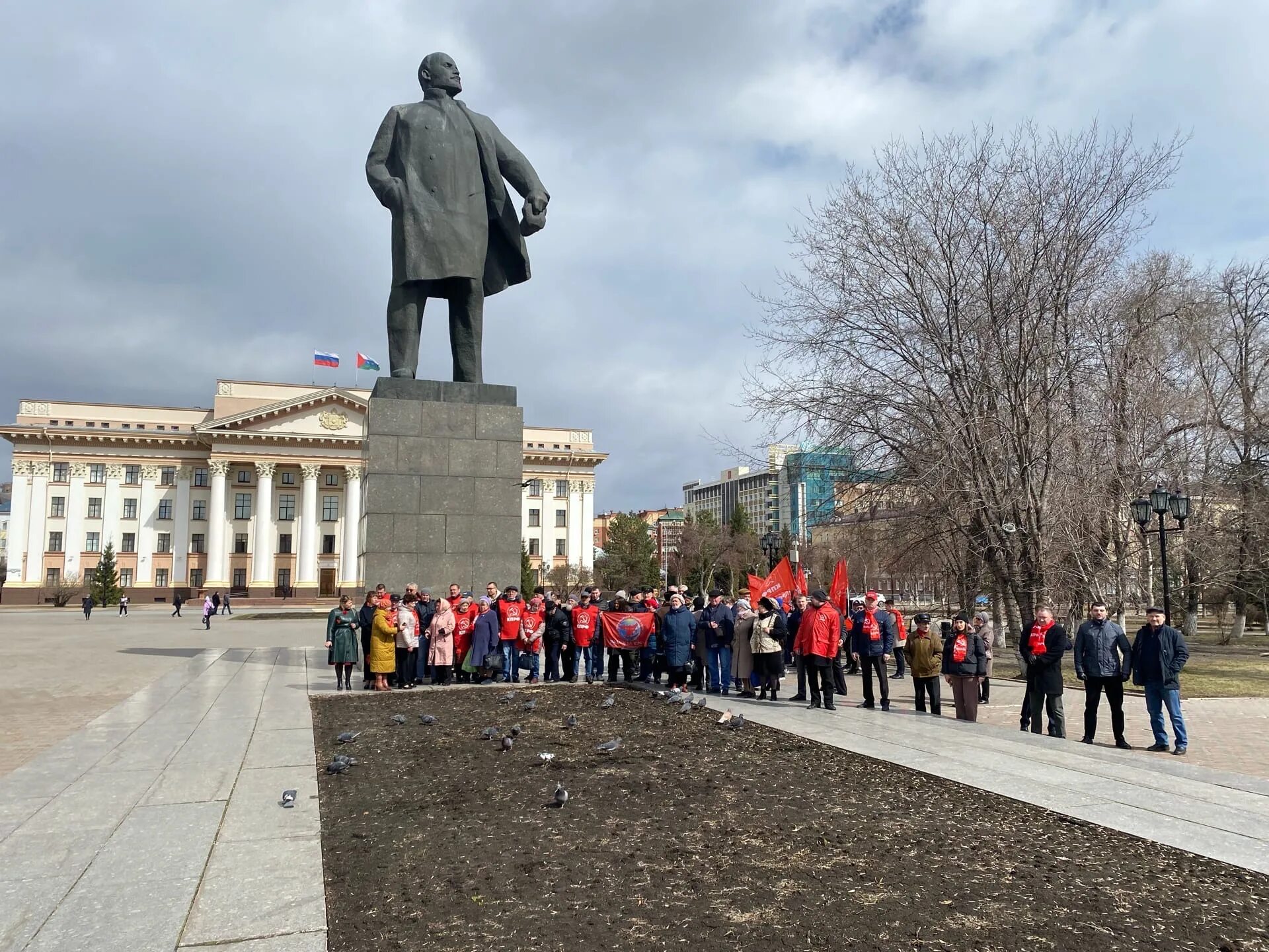 21 апреля день рождения ленина. Памятник Ленину в Тюмени. День рождения Ленина. 22 Апреля день рождения Ленина. Дата рождения Ленина.