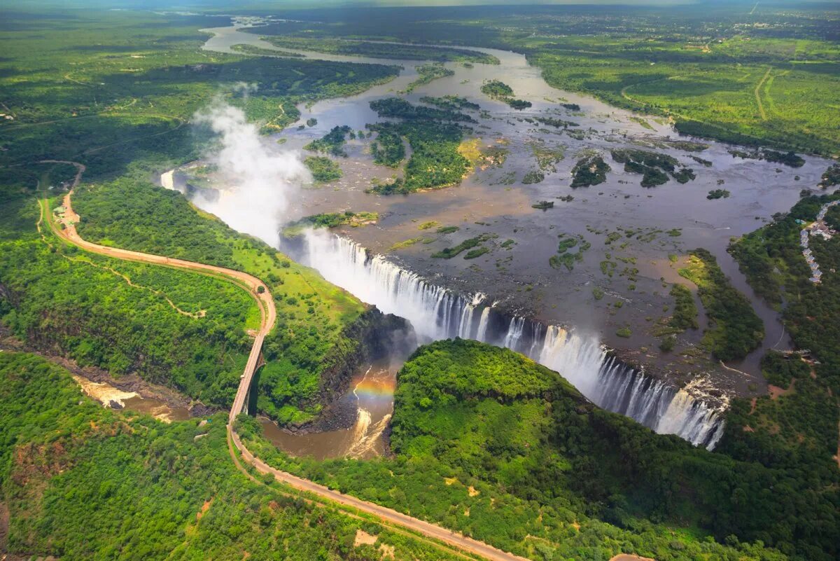 Уникальные реки. Водопад Виктория на реке Замбези. Водопад Виктория, Замбия и Зимбабве. Национальный парк водопад Виктория Зимбабве. Национальный парк Виктория Фоллс.