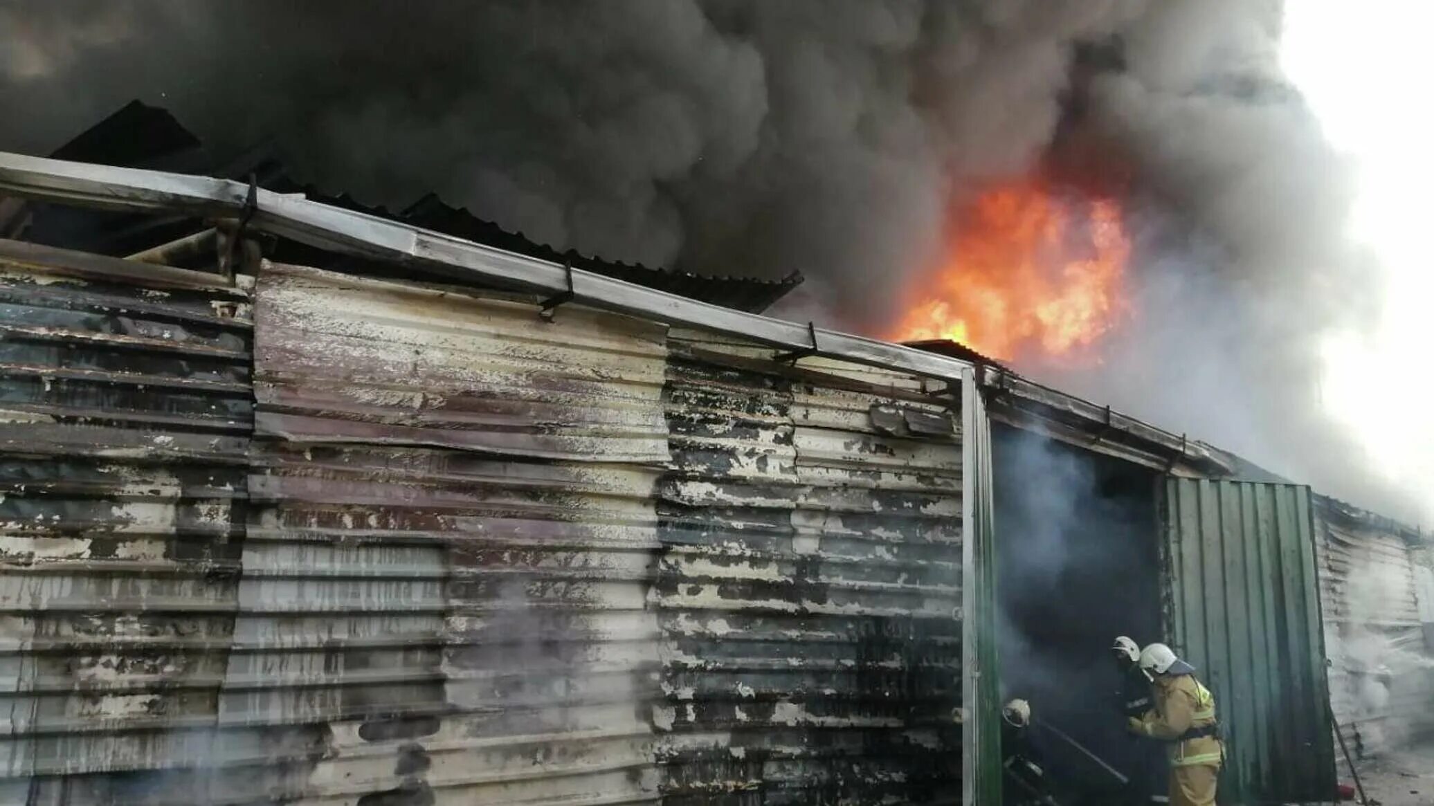 Пожар в алматы вчера. Пожар в Алматы. Пожар фото. Пожар сегодня. Пожар на складе.