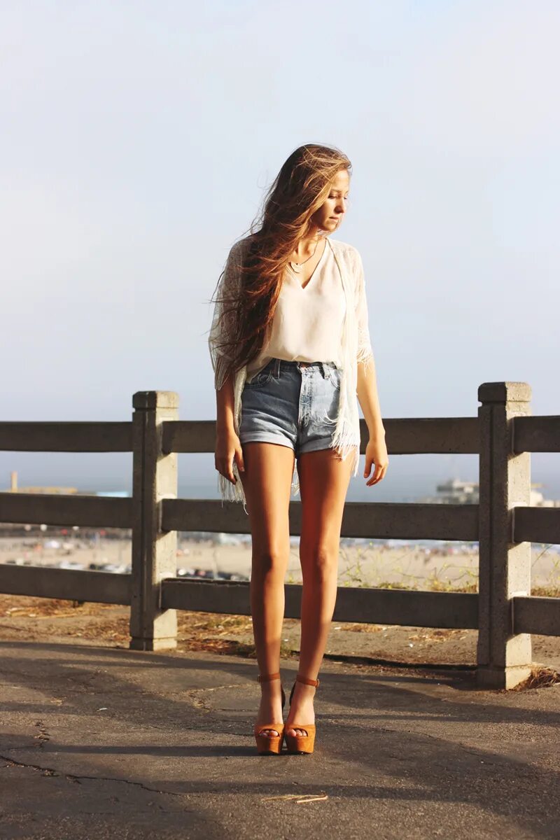 Модель кэтрин тимохина в джинсах. Девочка модная милое личико 12 лет. Стройная стильная девушка. Худые девушки в шортах. Девочка модная фигурка стройная идет.