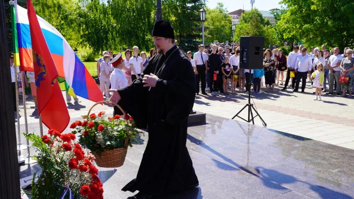 Про бузулук. 12 Июня день города. День России в 2022 году. С днем России и днем города. День независимости России возложение цветов.