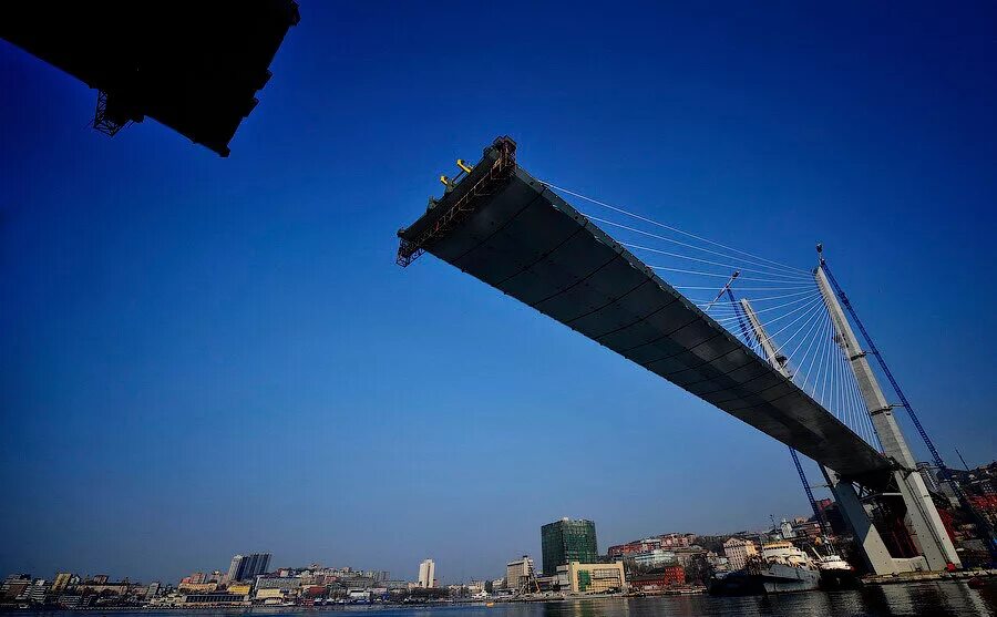 1400 тонн. Строительство золотого моста Владивосток. Строительство моста золотой Рог. Мост к саммиту Владивосток. Процесс строительства моста во Владивостоке.