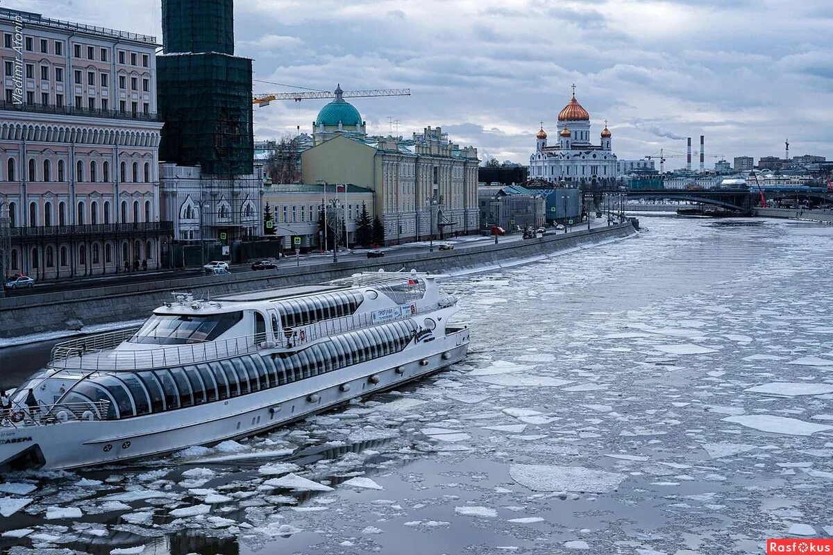 Ледоход в москве. Ледоход на Москве реке. Ледоход на Москве реке до революции. Ледоход в Москве фото. Набережная Москва-реки конец февраля 2022 фото.