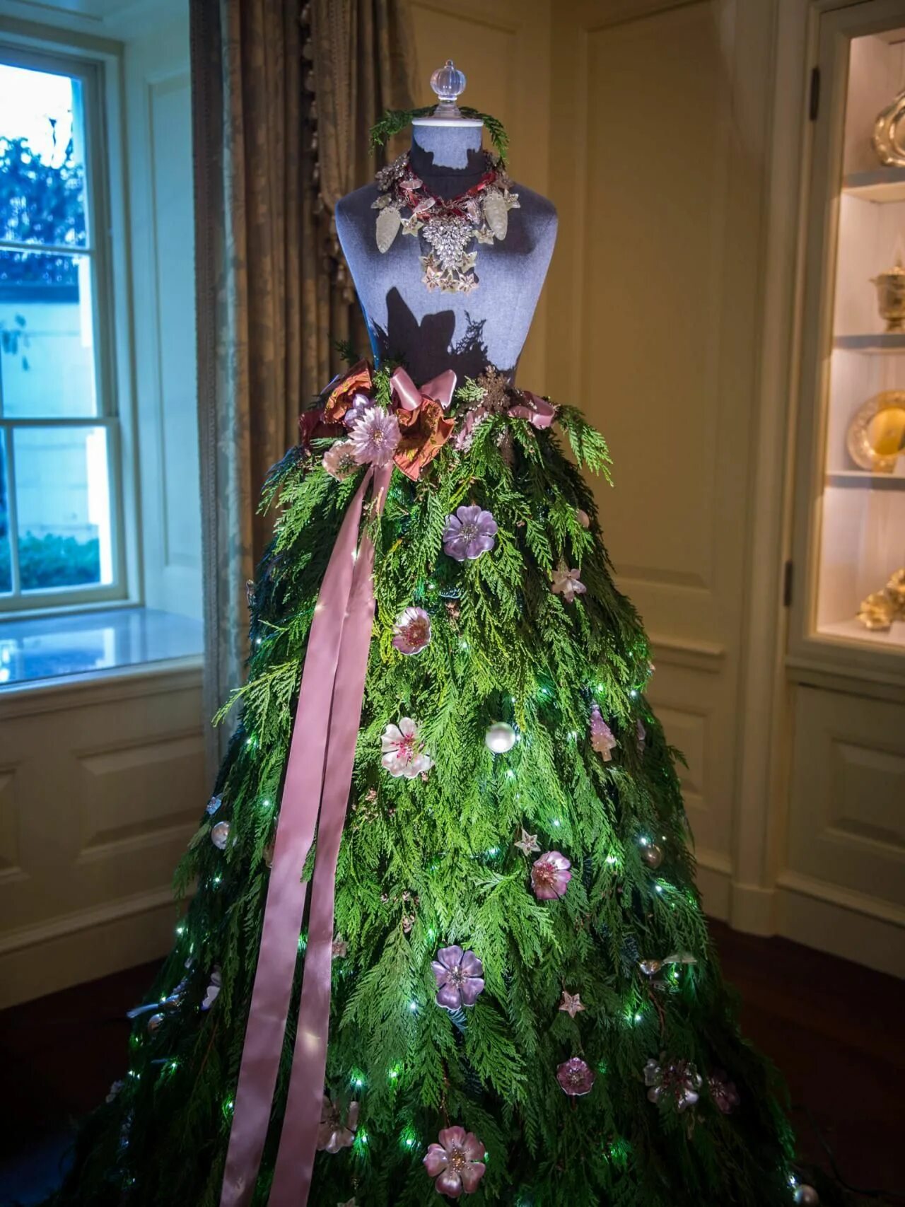 Новогодняя прическа для девочки с мишурой. Платье на утренник в детском саду. Креативное новогоднее платье. Прическа на утренник елочка. Наряд на елку в школу.