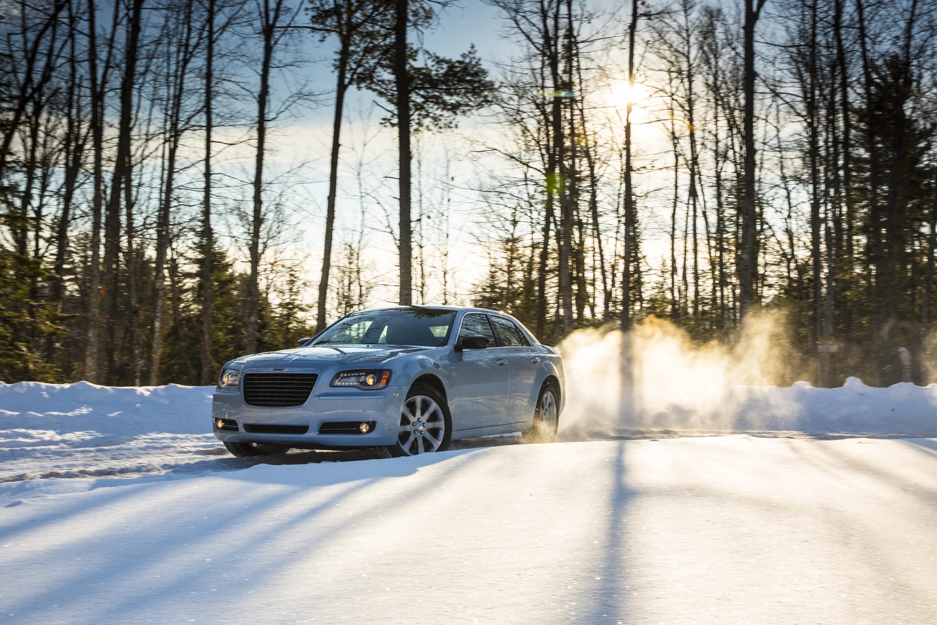 Chrysler 300c дрифт. Крайслер 300с на зимней дороге. Машина зимой. Машина в снегу.