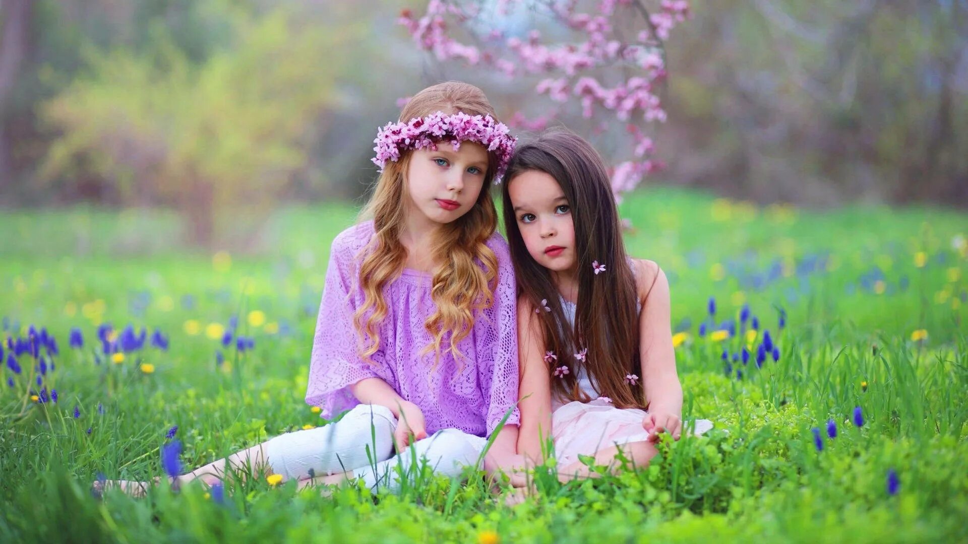 Little young girls private. Девочки подруги. Девочки подружки. Фотосессия подружек на природе. Девочка на природе.