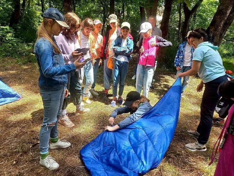 Детский туристический отряд караван. Детский лагерь звёздный вожатые. Туристический отряд. В туристическом отряде 6 человек. Рюкзак с поездом.