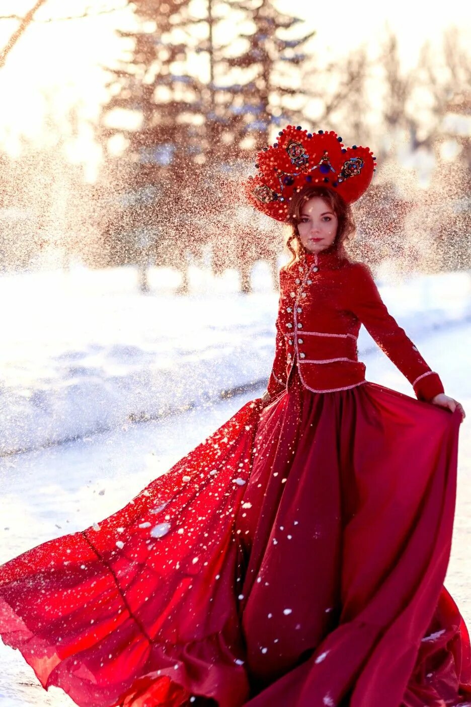 Зимнее красное платье. Красное платье зимой. Фотосессия в Красном платье зимой. Вечернее платье в русском стиле