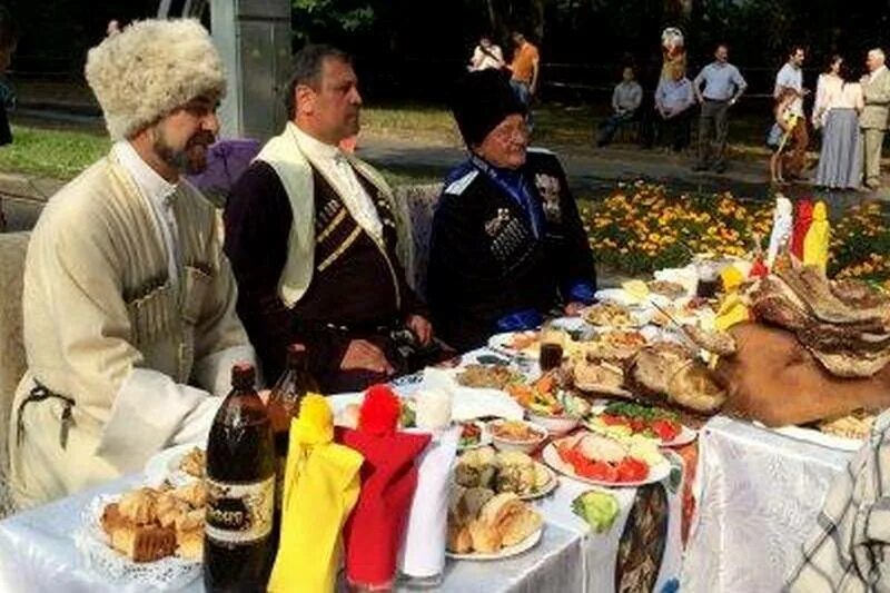 Северная Осетия застолье. Три пирога национальный застолье осетин. Осетинский праздник Джеоргуыба застолье. Осетинское застолье традиции.