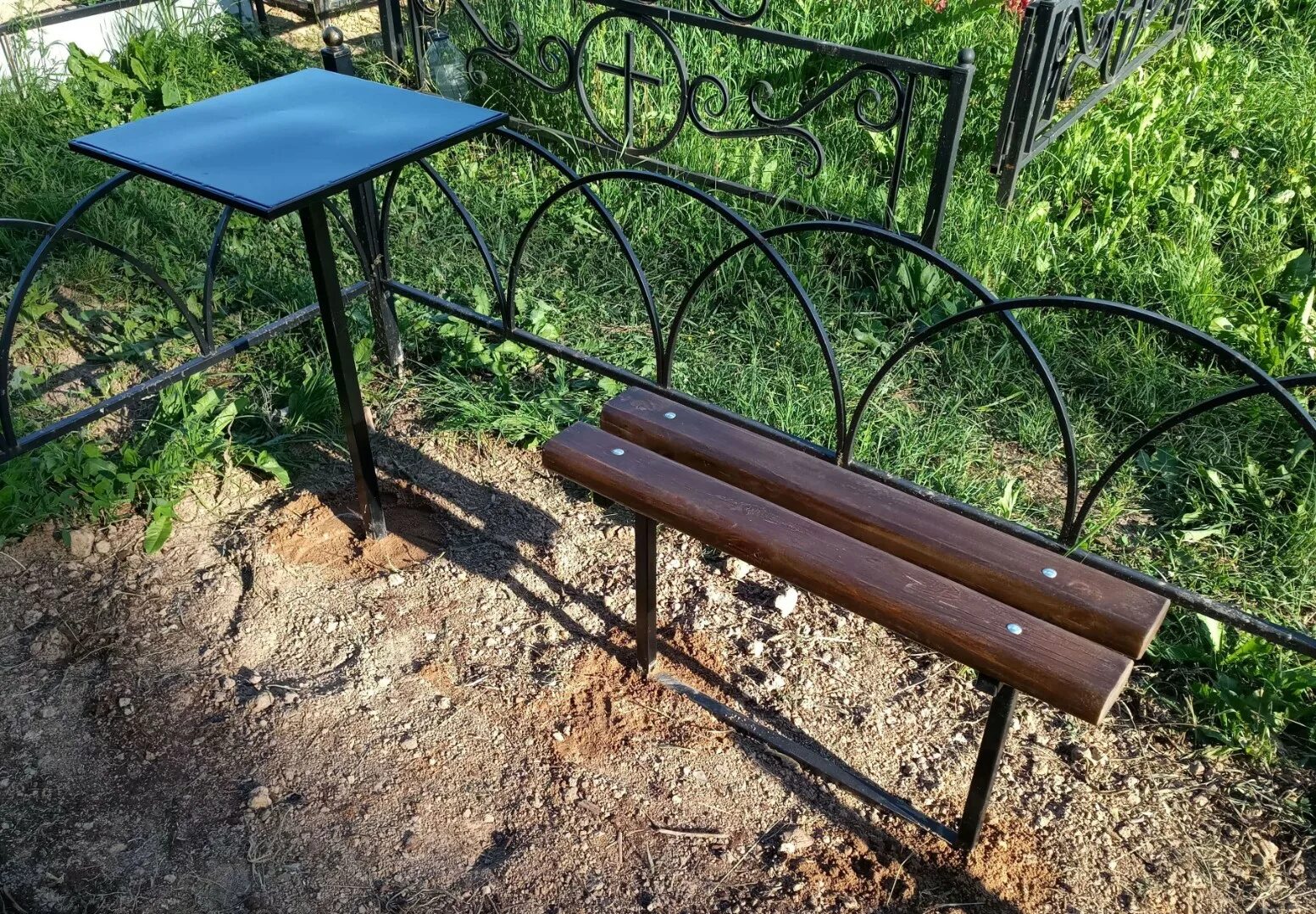 Стол и лавочка на кладбище. Скамейка на кладбище. Скамья на кладбище. Лавка на кладбище. Скамейка из металла.