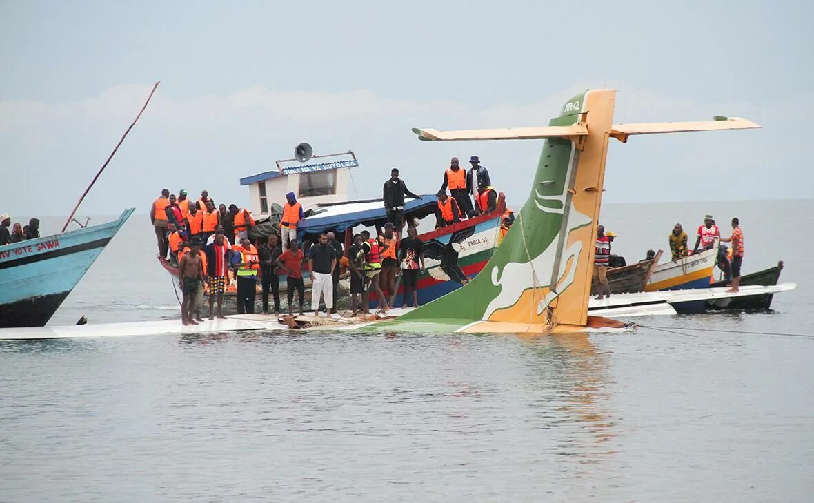Tanzania airport building 2024. Самолет на воде. Буксир для самолета. Самолеты танзании. Самолет на воде.