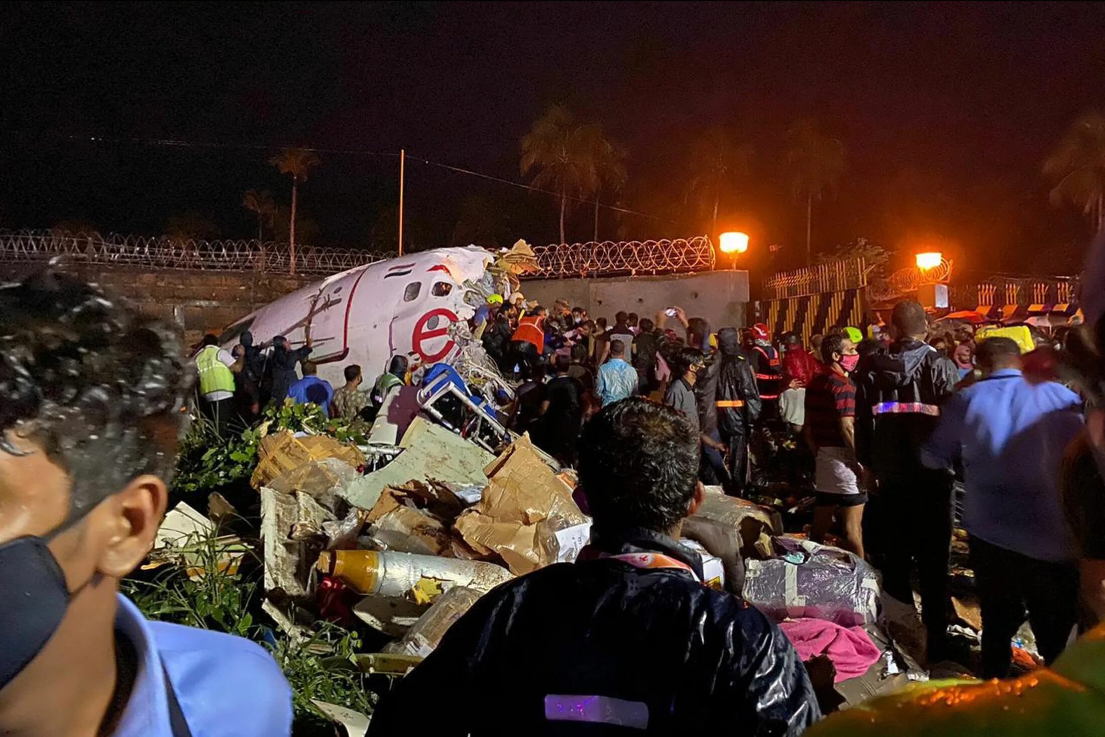 Крушение самолета команда. Катастрофа Boeing 737 в Кожикоде. Авиакатастрофа Боинг 737. Boeing 747 Air India катастрофа.