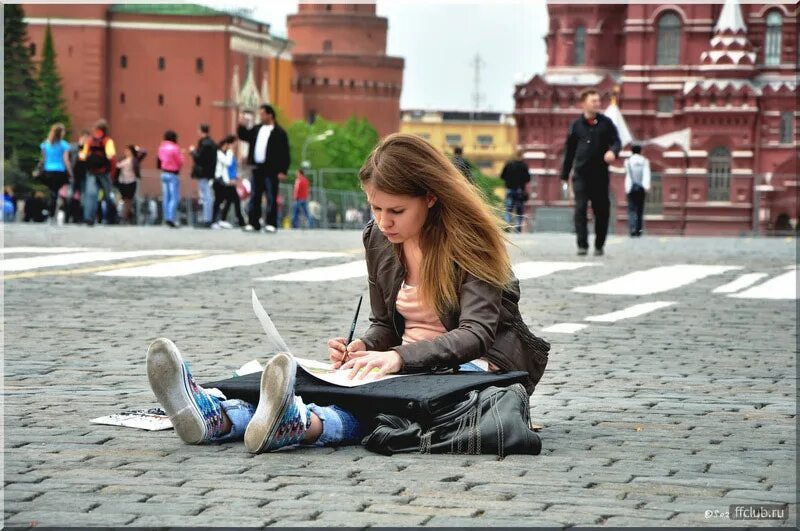 Погулять без денег. Девушка на красной площади. Прогулка по Москве девушки. Девушка на площади. Девушка гуляет по Москве.