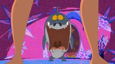 La podemos ver en bikini, usando una pequeña toalla y un poquito semidesnud...