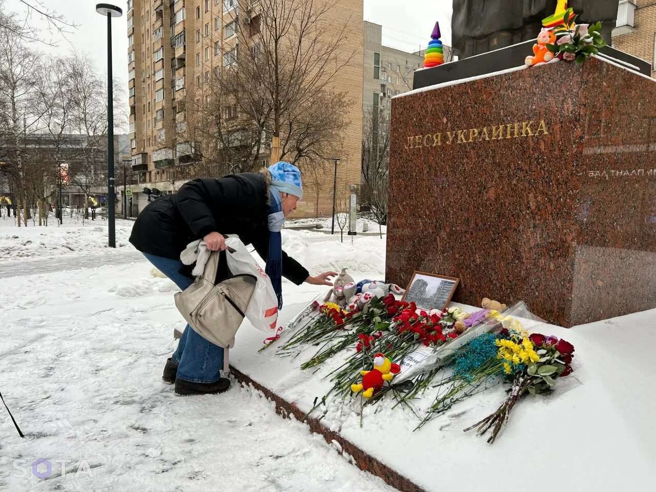 Цветы у памятника Леси Украинки в Москве. Памятник Леси Украинки в Москве. Стихийный мемориал в Москве. Стихийный мемориал в память о жертвах