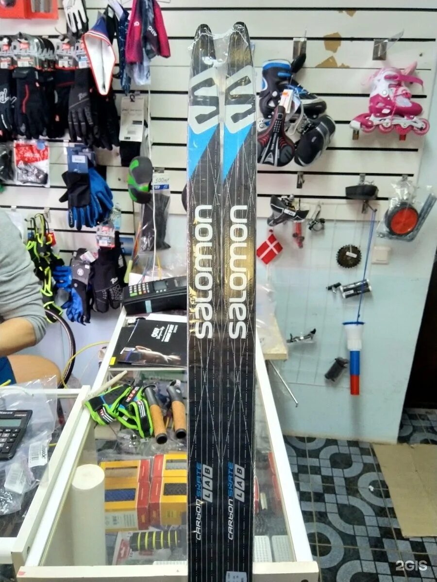 Магазин лыж. Магазин спортивных товаров. Горка в магазине. Лыжный магазин в Москве. Спортивные магазины лыжные
