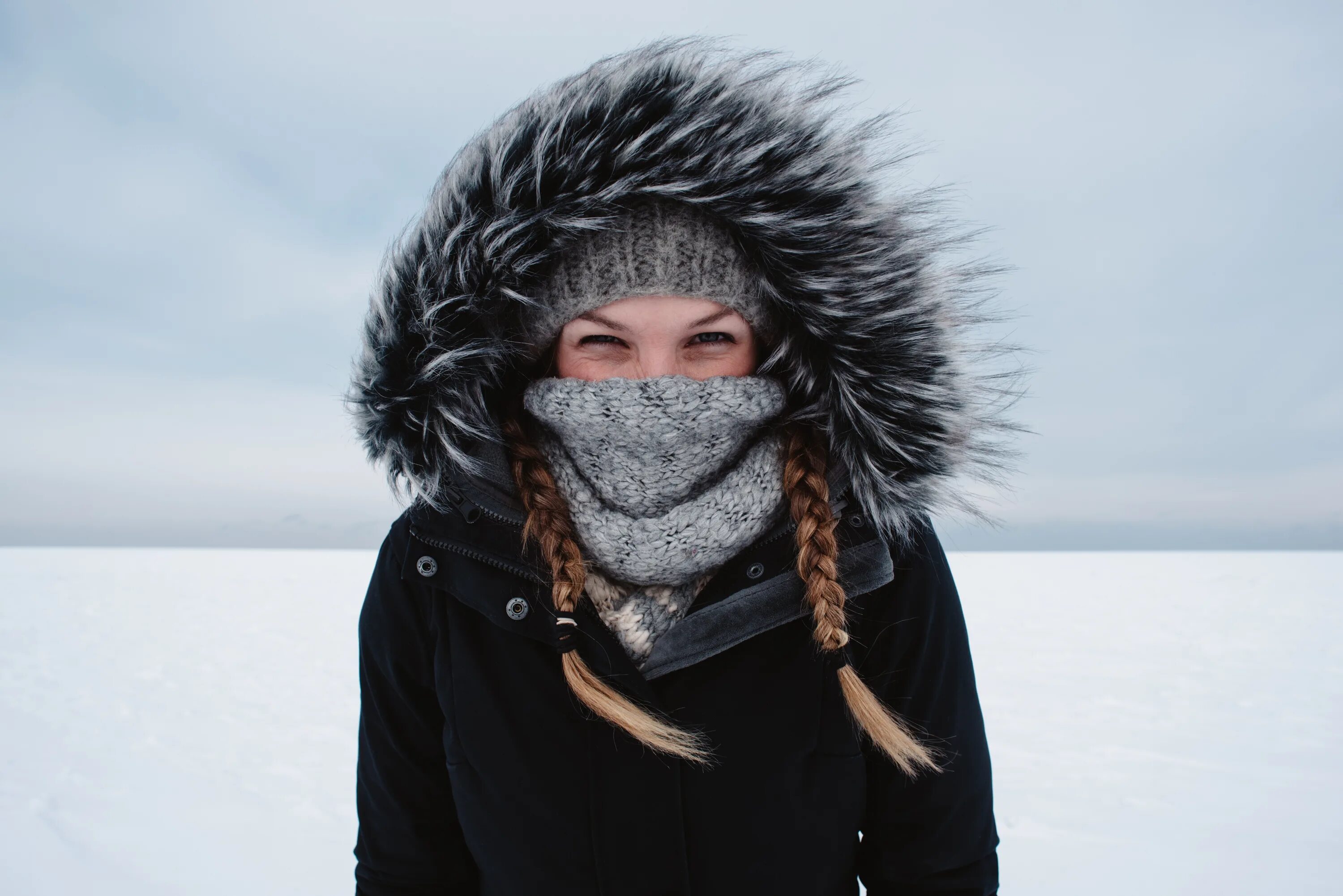 Тепло одетый человек. Очень тепло одетая девушка. Девушка в теплой одежде. Тепло одеться зимой. Холодно расстались