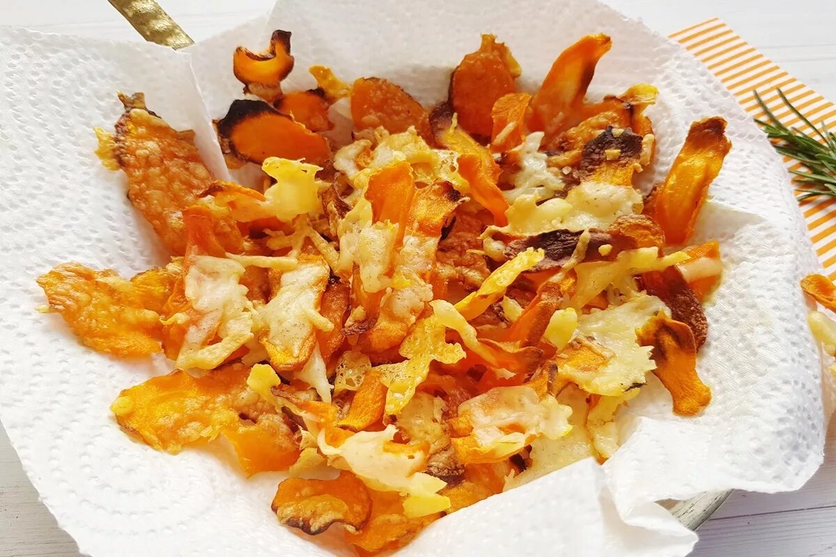 Снеки из моркови. Морковные чипсы. Слайсы из моркови. Чипсы из моркови. Морковные чипсы.
