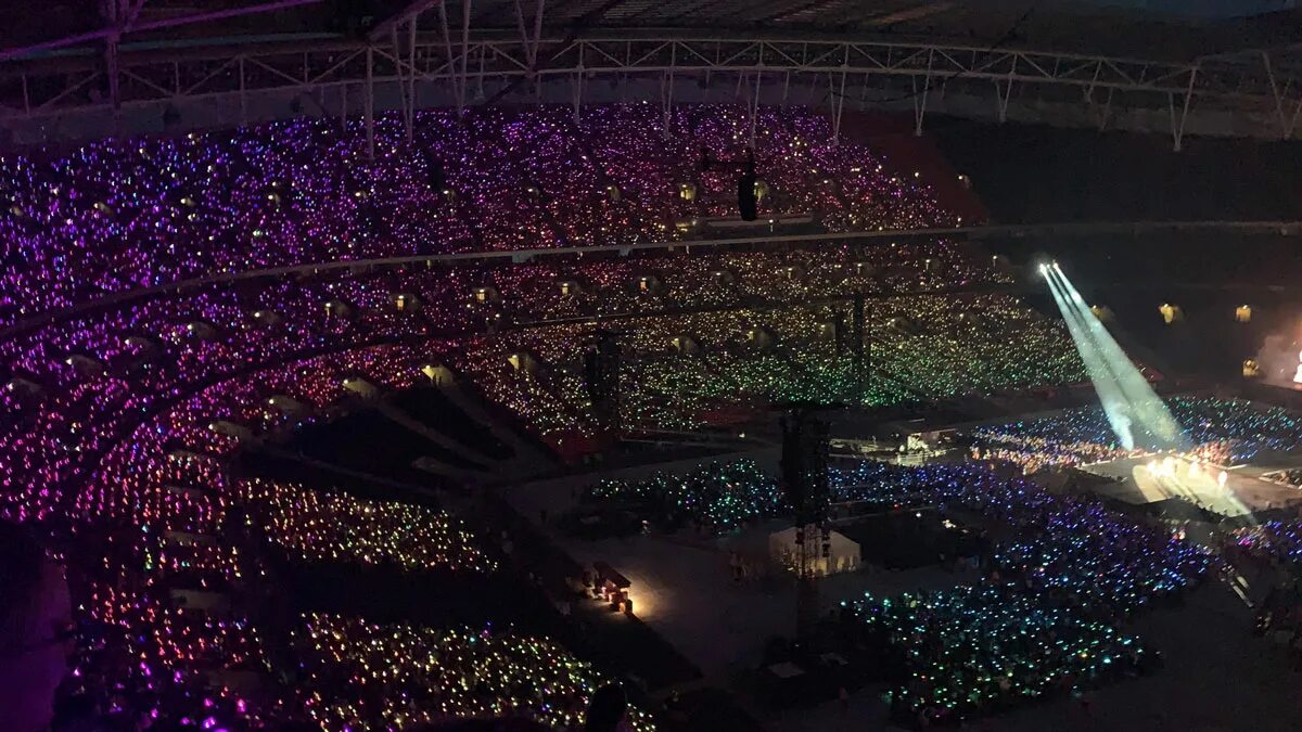 Стадион bts арми бомбочки. Концерт бтс love yourself 2018. Концерт бтс лондон. Bts концерт. Концерт бтс лондон.