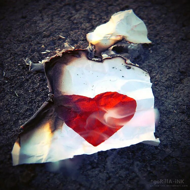 Разбить свое сердце разбить чужое. Разбив чужое сердце. Играя чувствами других людей. Сердце. Руки влюбленных.