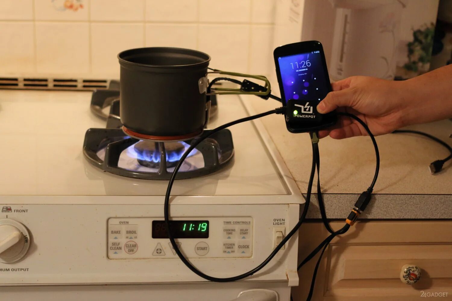 Электричество из розетки. Подзарядка электричеством. Приборы для нахождения электричества. Термогенератор для зарядки телефона. Беспроводная зарядка samsung с bluetooth.