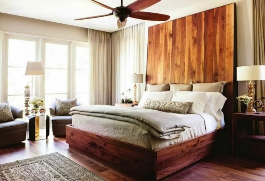 Изголовье кровати из дерева. Спальня дерево. Кровать с деревянным изголовьем. Спальня с элементами дерева. Спальня с деревянным изголовьем.