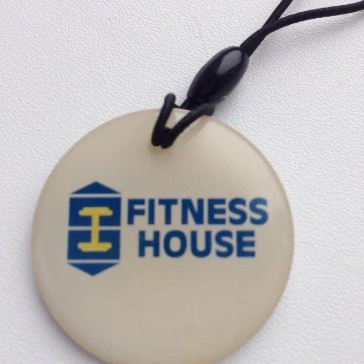 Переоформить абонемент в фитнес. Абонемент в фитнес хаус. fitness house логотип. fitness house брелок. фитнес хаус фитнес абонемент.