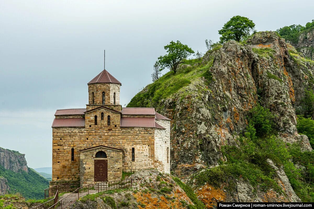 Шоанинский храм карачаево. Карачаевск шоанинский храм. шоанинский храм домбай. шоанинский храм архыз. сентинский храм и шоанинский храм.