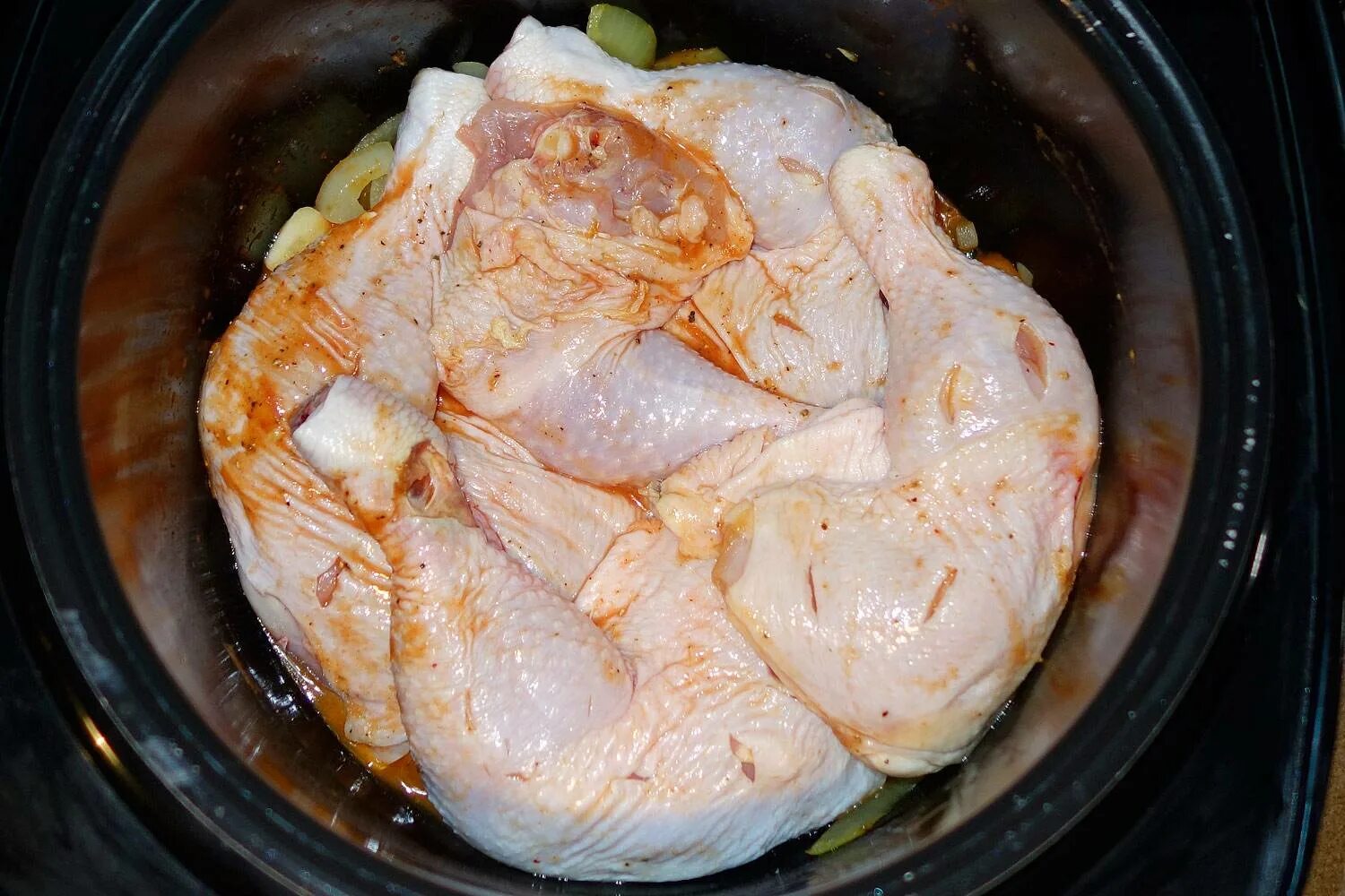 Приготовление курицы в мультиварке рецепты. Запеченная курица в мультиварке. Курица на пару в мультиварке. Курица приготовление мультиварка. Мультиварке редмонд блюда из курицы.