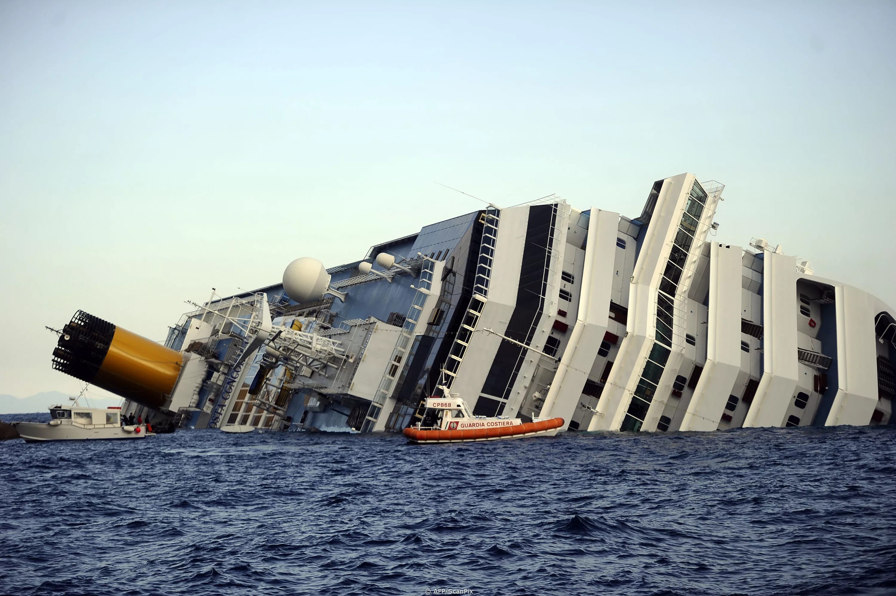 Costa concordia крушение. Коста Конкордия крушение. Корабль Коста Конкордия. Крушение лайнера Costa Concordia. Коста Конкордия затонувшие корабли.