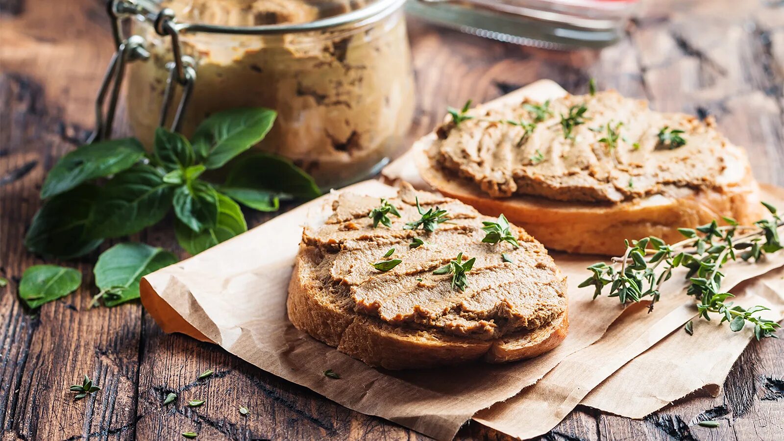 Паштет из печени польза. Паштет с куриной печени. Бутерброды с печеночным паштетом. Бутерброды с паштетом из печени. Пашете с куриной печенью.