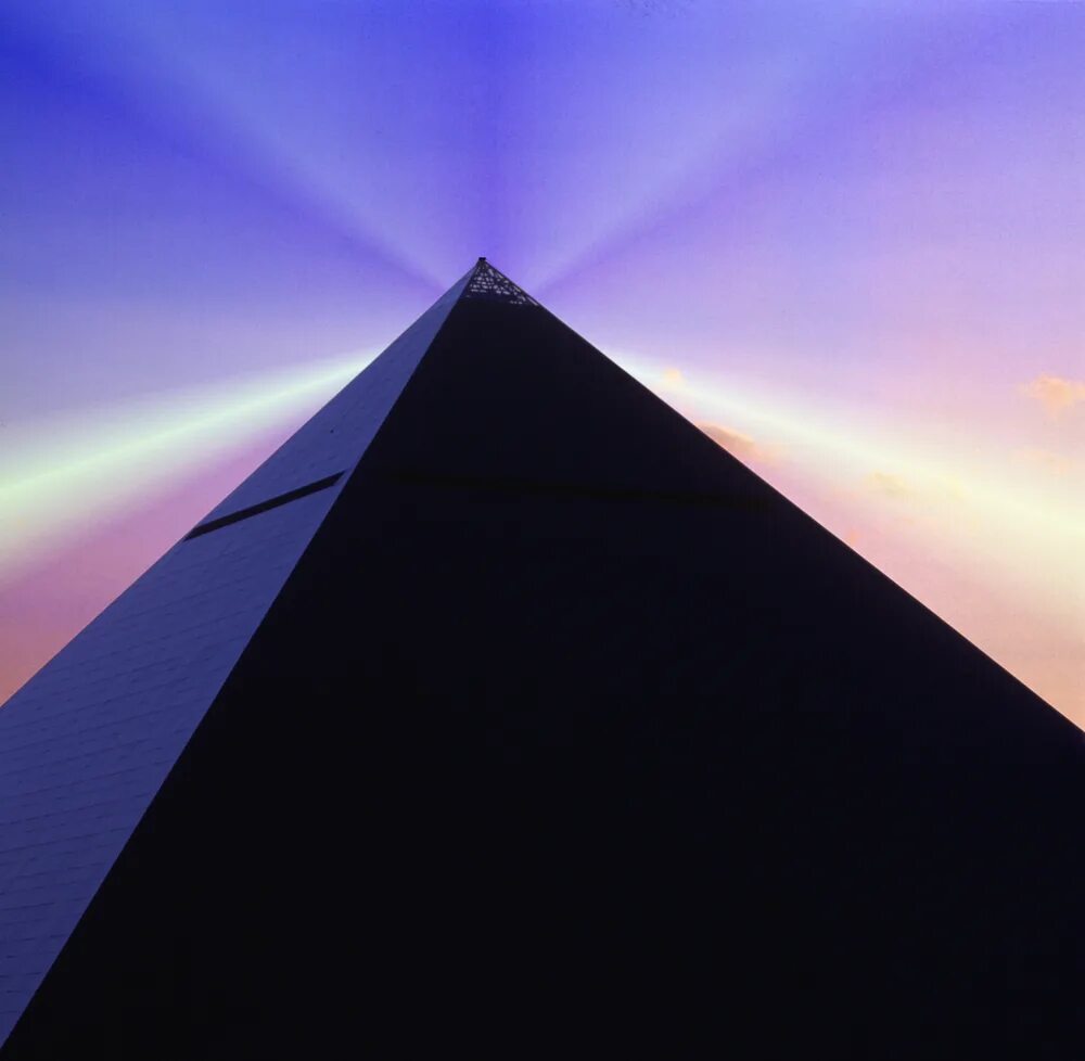 Пирамида тайлов. Усечённый тетраэдр в архитектуре. Пирамида на новорижском шоссе 2021. Пирамида ав. Пирамида хеопса (гиза, египет).