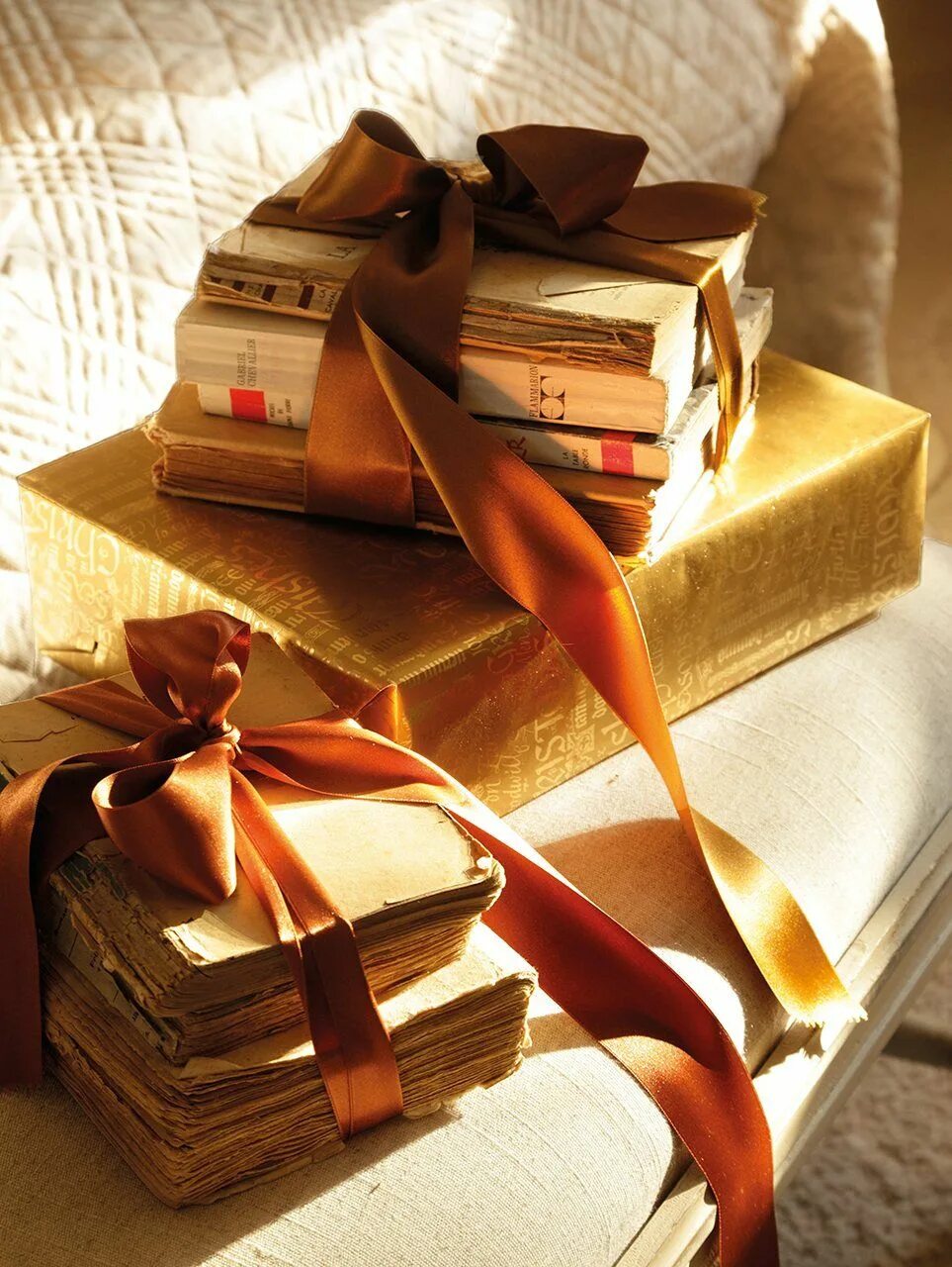 Подарить книгу на новый год. Полдарк книга. Книга в подарок. Красивые подарки. Книжный подарок.