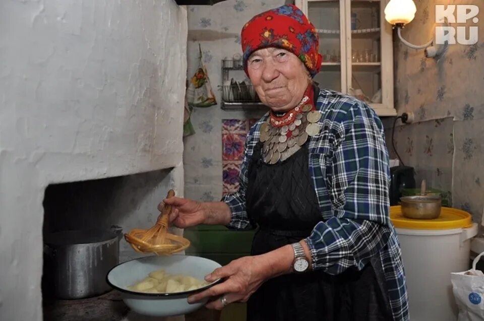 Бурановские перепечи. Бабушка на кухне. Бабушка готовит. Бабушка печет пироги. Какая бабушка полезнее