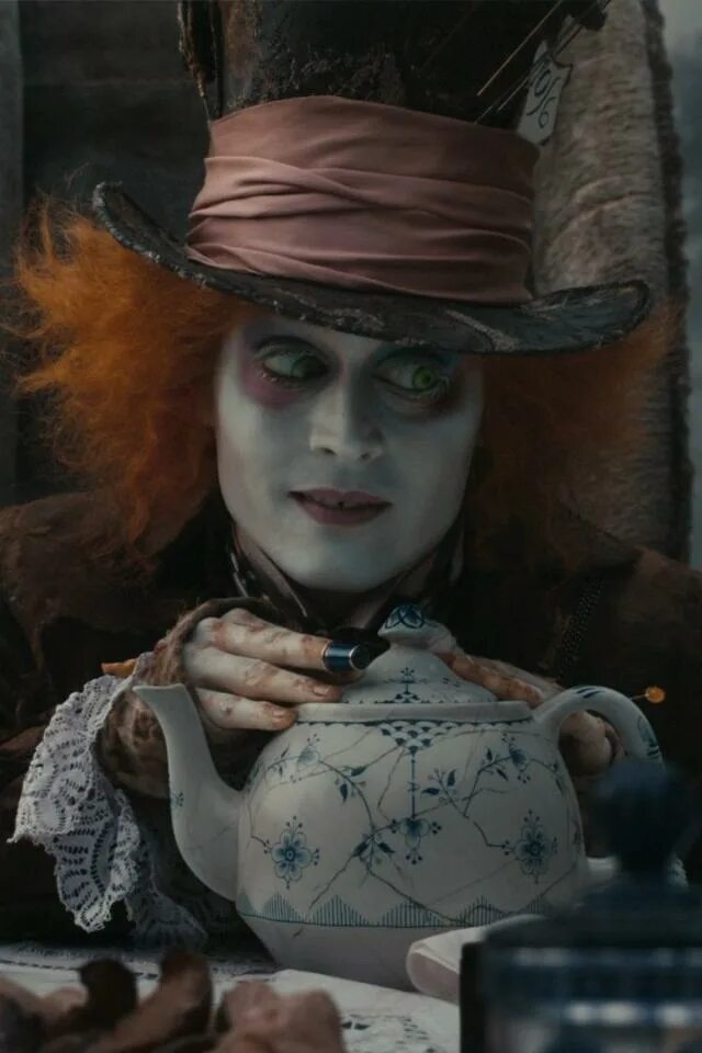 Джонни депп шляпник алиса. Безумный шляпник алиса в стране чудес джонни депп. Безумный шляпник джонни депп. Алиса в стране чудес 2010 шляпник. Шляпник джонни депп.