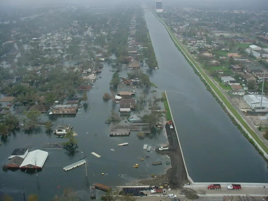 Волна прорыва и катастрофическое наводнение. Ураган Катрина 2005. Ураган Катрина 2005 новый Орлеан. Прорыв плотины на реке инд. Новый Орлеан прорыв дамбы.