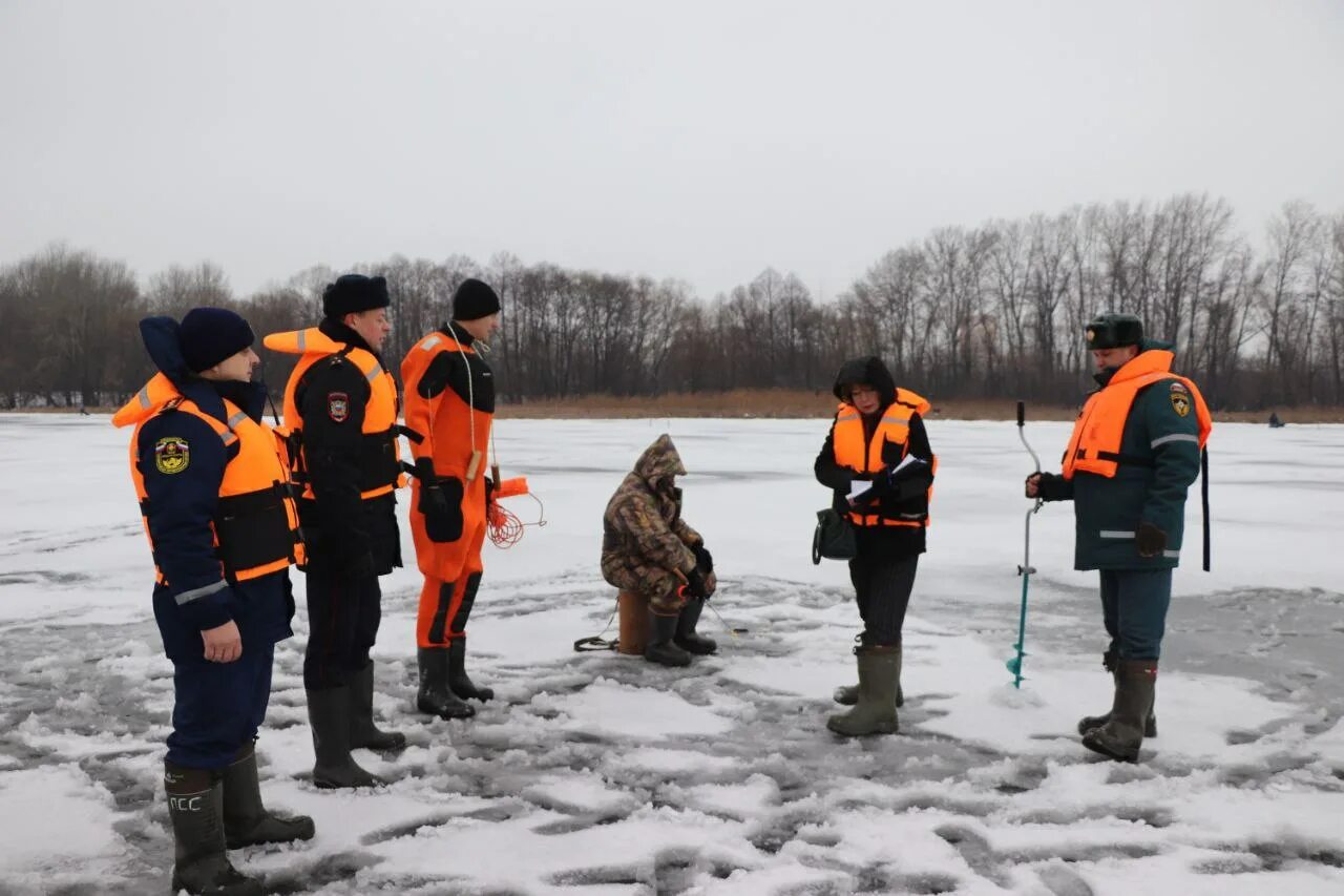 Служба спасения на воде мчс россии. Спасалки для зимней рыбалки. Мчс россии спасение на льду. Выход спасателей. Выход спасателей.