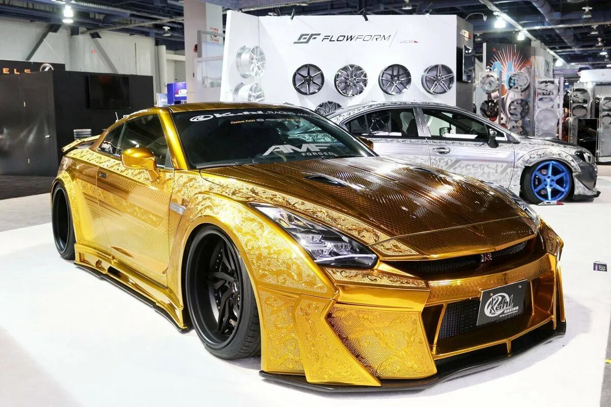 Золотистый авто. Ниссан ГТР золотой. Золотой ГТР 35. Nissan GTR Gold Dubai. Золотой ГТР 35 В Дубае.